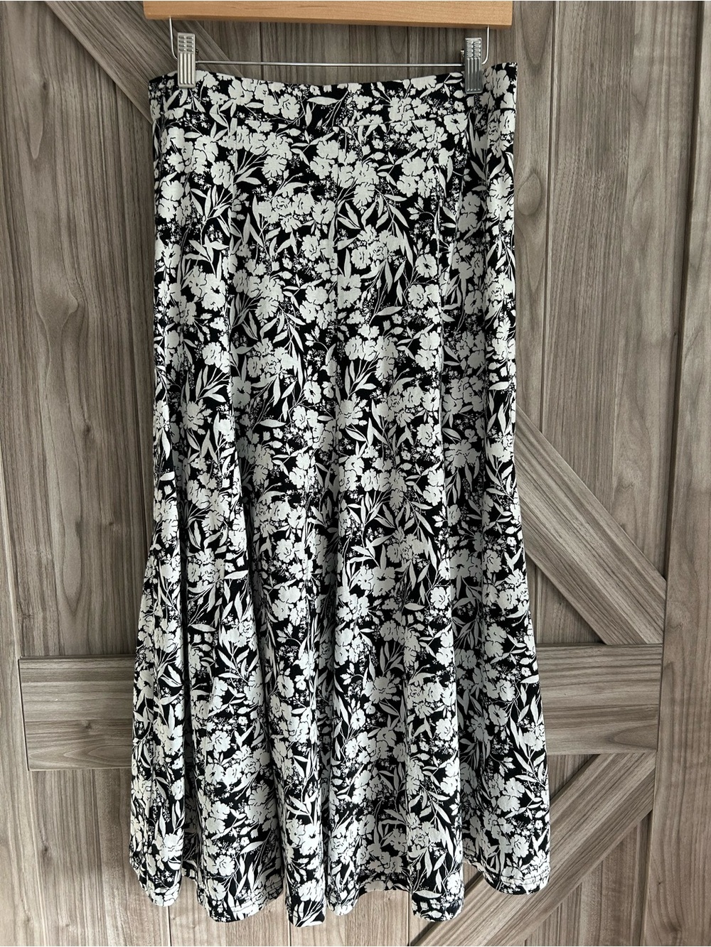 Chaps Black & White Floral Jersey Midi Maxi Skirt - Size Medium